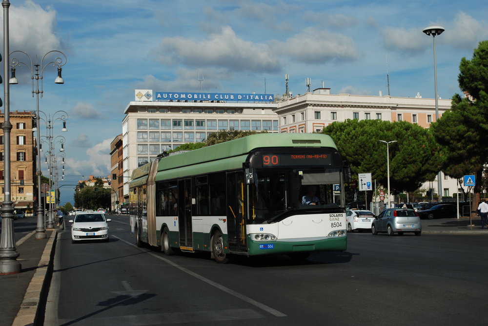 Trolejbus Solaris Trollino 18 s výzbrojí GANZ u nádraží v Římě. (foto: Libor Hinčica)