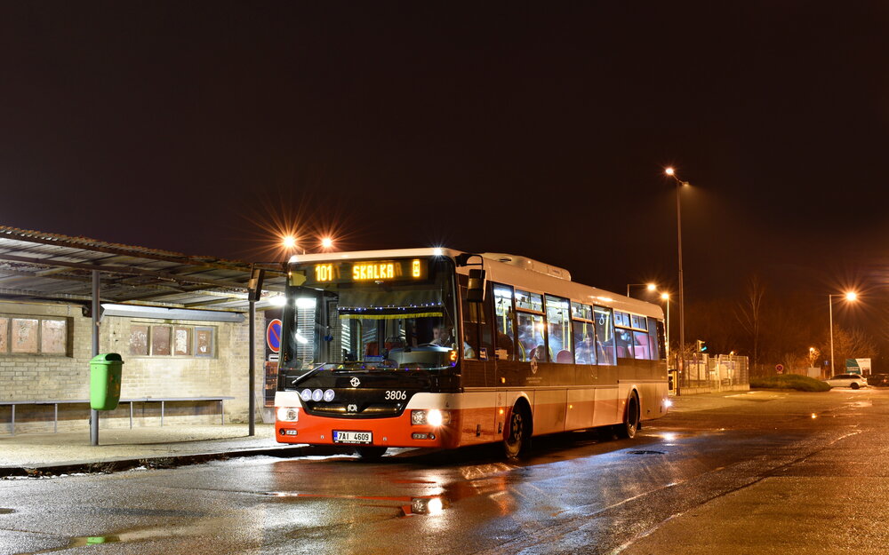 Pouhý jeden den po svém prvním vypravení (19. prosince 2018) na linky pražské MHD zapózoval jeden z vůbec prvních dodaných standardních SORů NB 12 CITY z druhého velkého kontraktu v obratišti Zentiva situovaném u stejnojmenné fabriky na výrobu a vývoj léků. (foto: Matěj Stach)