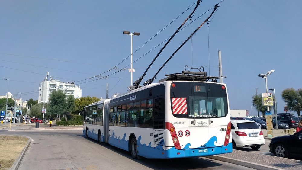 Jak dlouho se ještě budou trolejbusy těšit z pohledu na Jadran, se neví. Zřejmě se tam už ale dlouho větrem od moře ochlazovat nebudou. Snímek je z druhé poloviny srpna 2018. (foto: Vladyslav Savytskyy)