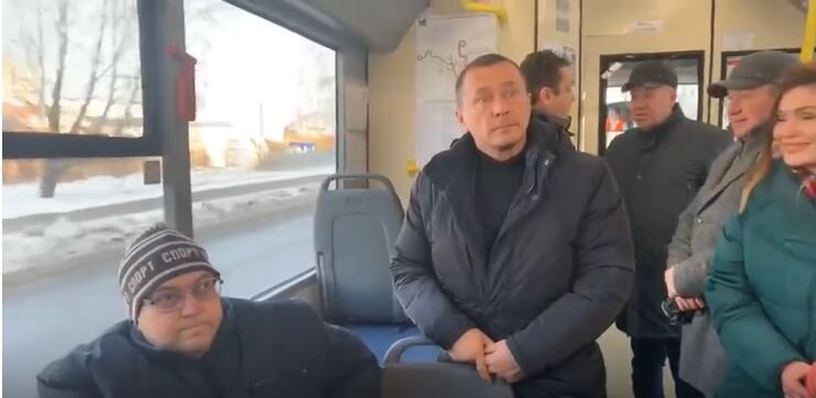 Primátor Dmitrij Berdnikov je silným podporovatelem trolejbusové dopravy a zúčasnil se i včerejší jízdy, kde bavil přítomné svým humorem. (snímek: město Irkutsk)
