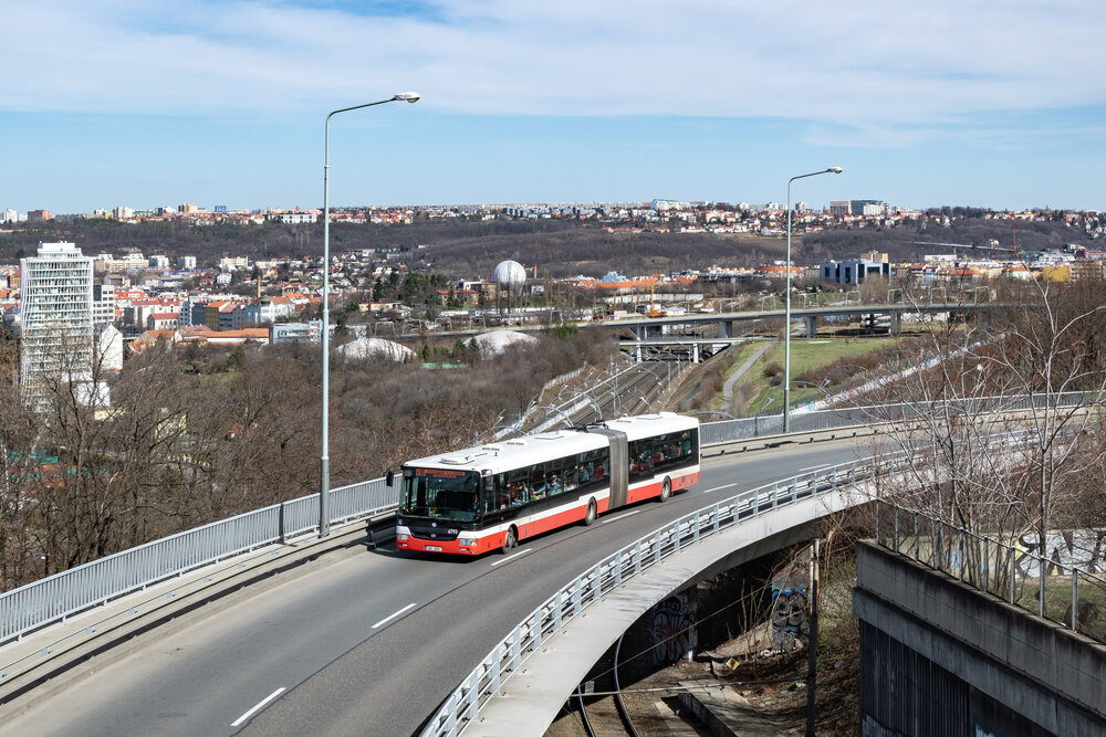 Celodenní výluka kvůli údržbě krejcárské estakády si vyžádala vypravení linky NAD X10 v úseku Palmovka - Biskupcova, které bylo kompletně, jak už to tak v posledních letech bývá, v režii vozů SOR NB 18 CITY. Jedním z nich byl také vůz 6793 z prvního “velkotendru”, který byl zachycen dne 17. března 2019 u Ohrady při překonávání mostu přes vyloučenou tramvajovou trať. (foto: Honza Tran)