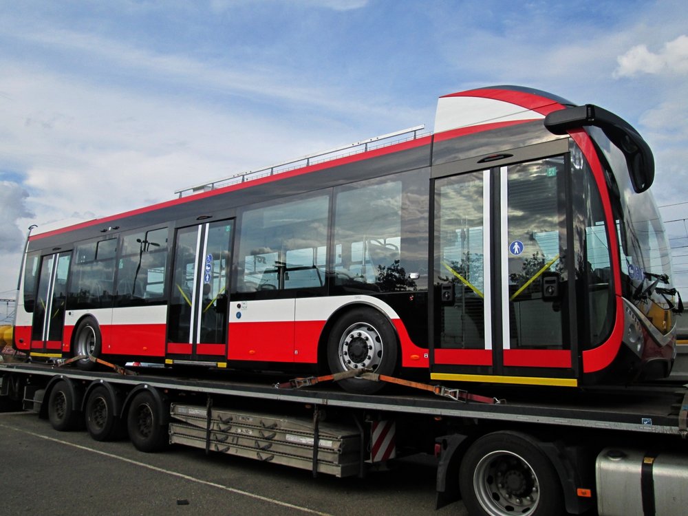 Trolejbus Škoda 32 Tr pro Opavu během přepravy do Škody Electric. (foto: Vojtěch Cekota)