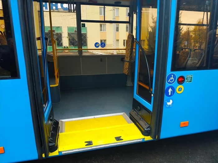 Trolejbus působí moderně.