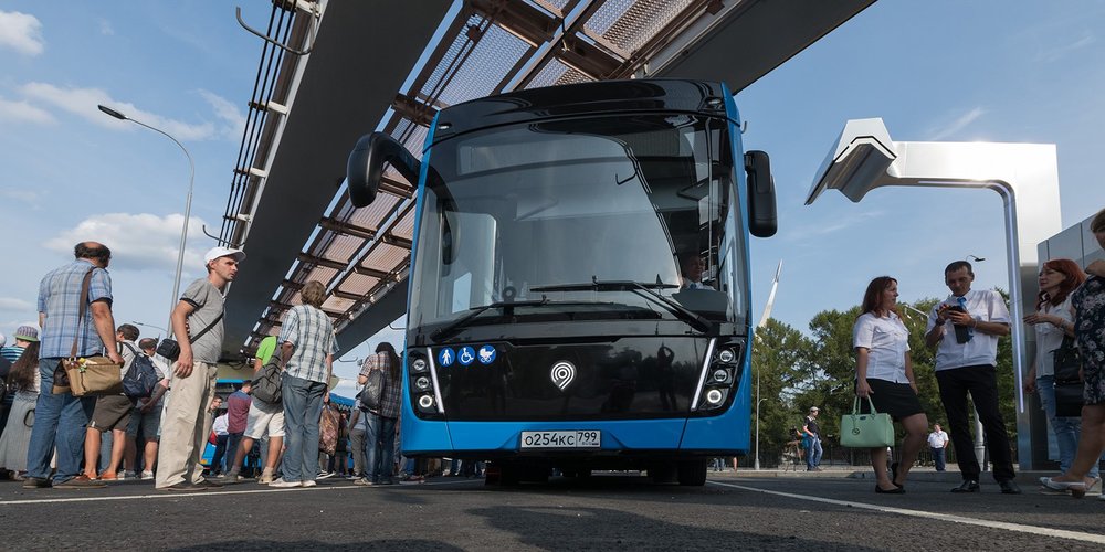 Nabíjecí stanice se dvěma stojany u VDNCh. Elektrobus se dnes při prezentační jízdě, přímo s hlavním iniciátorem rušení trolejbusů, primátorem Sergejem Sobjaninem, na palubě už po nějakých 500 m pokazil. Pak se jej po 4hodinovém nabíjení snažili uvést do provozu večer, ale ujel jen jedno kolo na sever města a pak se nemohl z nabíjecího stojanu nabít, nakonec se odjel dobít do garáží. (foto: mos.ru)