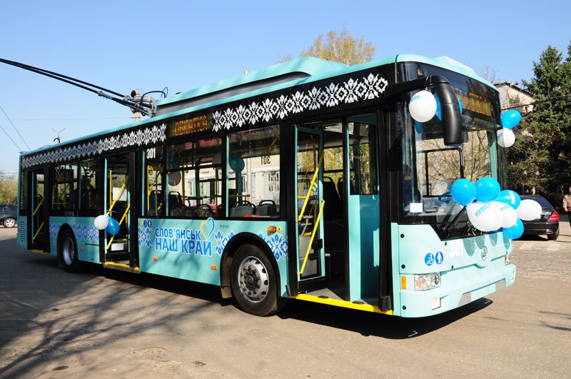 Slavnostně nazdobený trolejbus od výrobce Etalon ev. č. 301 pro Slavjansk v dubnu 2018. Druhý vůz nese ev. č. 302. (foto: Etalon)