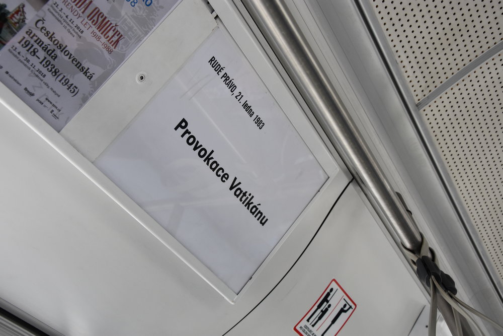 Texty se objevily také ve vozidlech. Kromě Rudého práva jsou cestující seznámeni také s titulky z Nového Opavska. (foto: Libor Hinčica)