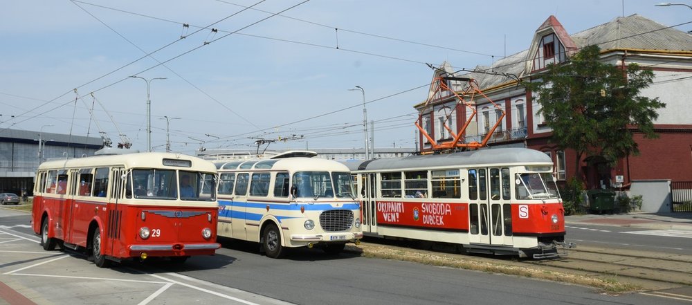 Setkání trojice historických vozidel - trolejbusu Škoda 8 Tr, autobusu Škoda 706 RTO LUX a vozu T1 s nápisy, jež odkazují na smutnou dobu před 50 lety. (foto: Miroslav Halász)