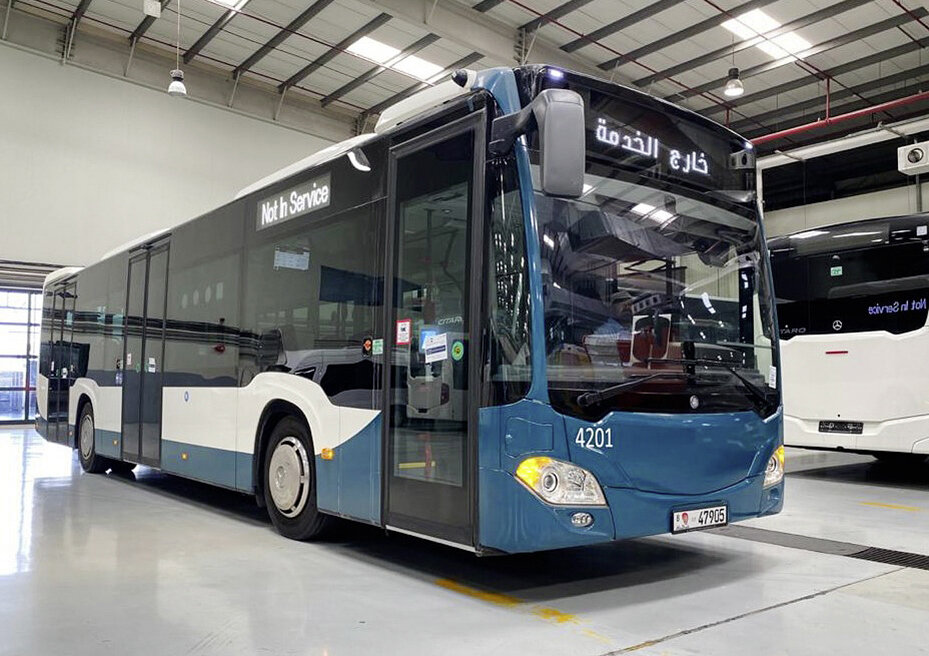 Jedno z 99 nových Citar pro Abu Dhabi. Na čele chybí typická hvězda Mercedesu. (foto: Daimler Buses)