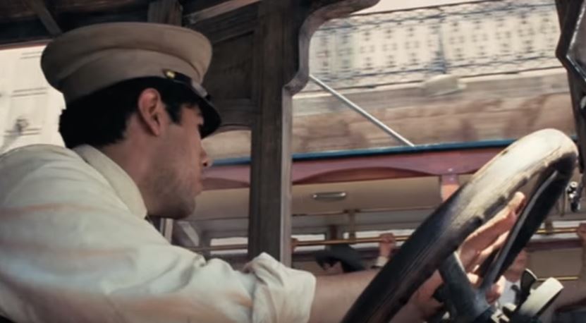 Toto má být trolejbus z filmu Frida, na který kouká řidič autobusu. (zdroj: repro z YouTube / Movieclips)