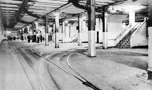 Pohled do podzemí na terminál u mostu Williamsburg Bridge. Terminál po roce 1948 zůstal opuštěný, jde však na něj vidět z nástupišť stanice metra Essex Street. (zdroj: Wikipedia.org)