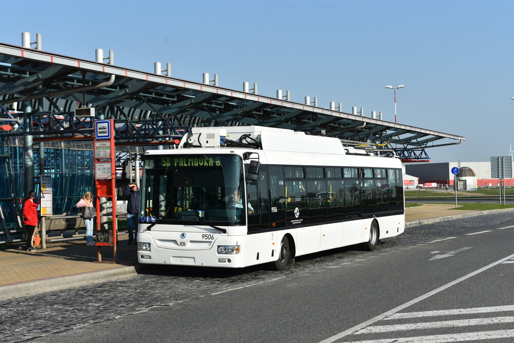 Trolejbus Škoda 30 Tr na lince číslo 58 v Letňanech. (foto: Libor Hinčica)