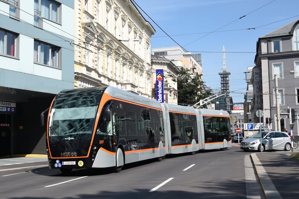 Vozový park trolejbusů je tvořen vozidly Van Holl Exqui.City 24T. Také na nově plánované lince by měly být nasazeny tříčlánkové trolejbusy, přičemž město může stále využít opci z dřívějšího kontraktu. (foto: Libor Hinčica)