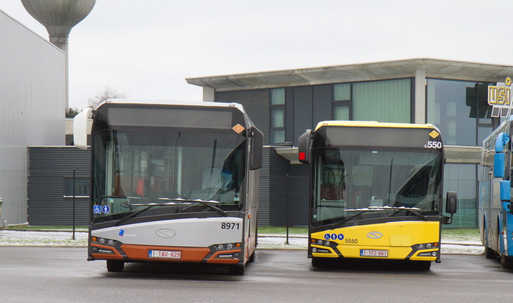 Dvojice autobusů Solaris ve službách belgických dopravců STIB (hybrid vlevo) a SRWT. (foto: Jean Philippe Dheure)
