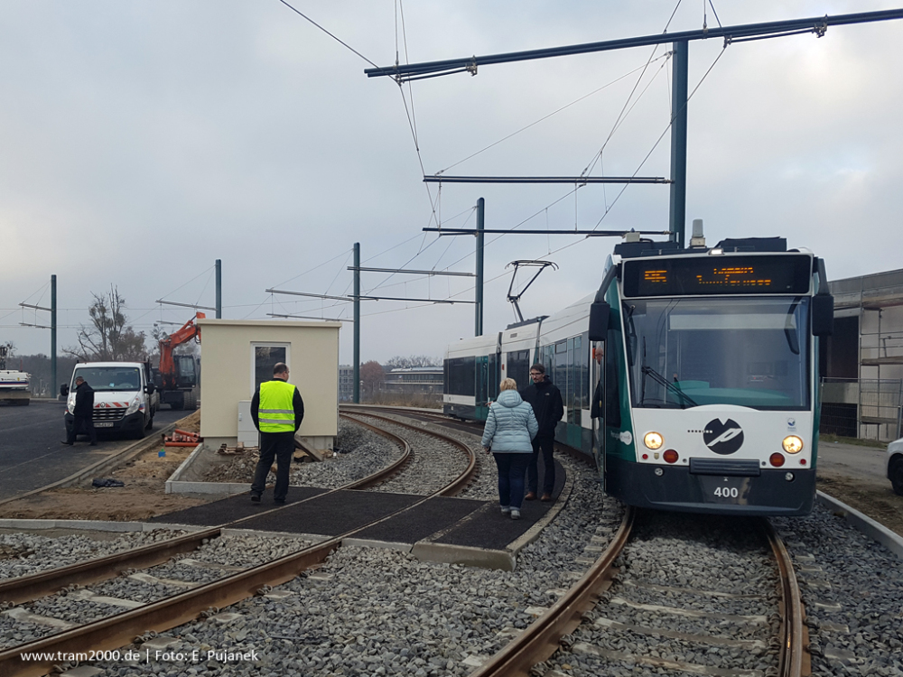 Prototyp tramvaje Siemens Combino ev. č. 400 je jediným obousměrným vozem v provozu v Postupimi. Na snímku je zachycen během jedné ze zkoušek na novou smyčku Campus Jungfernsee. (E. Pujanek, www.tram2000.de)