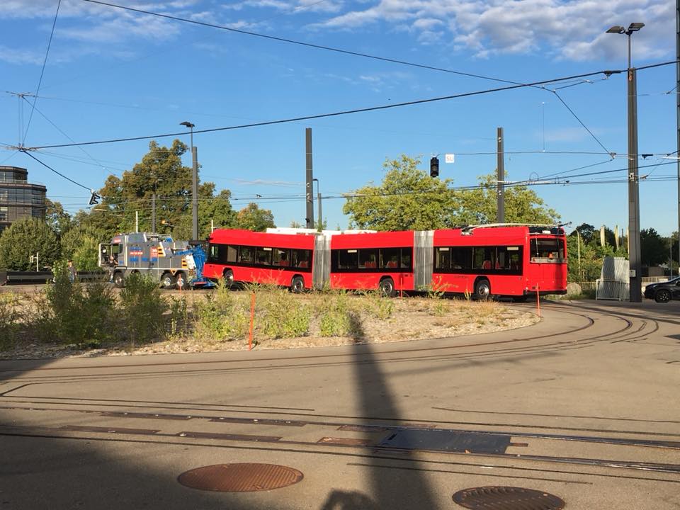 Příjezd prvního tříčlánkového trolejbusu do Bernu. (foto: BERNMOBIL)