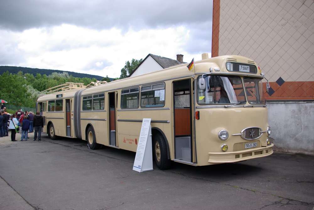 Historický trolejbus HS 160 OSL-G na snímku sloužil původně v Trieru, po zrušení byl přestavěn na autobus, kterým zůstává dodnes (sběrače byly na vůz navráceny pouze v rámci opravy vozu do historického stavu, jsou však nefunkční a vozidlo nadále disponuje dieselovým motorem). Stejný typ trolejbusu byl v roce 1961 dodán také do Marburgu (ev. č. 9 a 10). K dalším dodávkám už ale kvůli zastavení výroby daného typu nedošlo. (zdroj: Wikipedia.org)