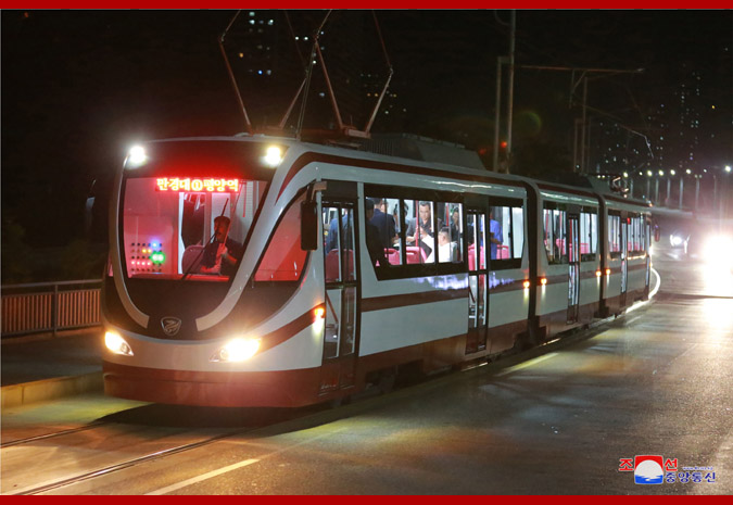 Kim Čong-un absolvoval s trolejbusem a tramvají i noční projížďku. (foto: KCNA)