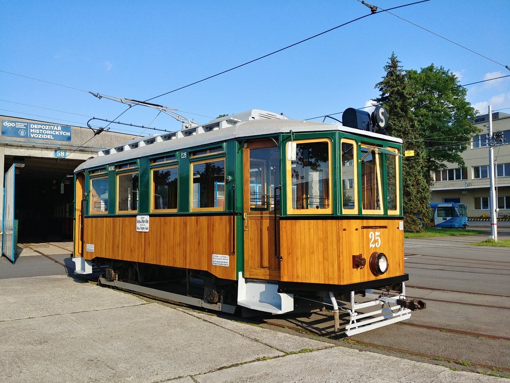 Motorový vůz ev. č. 25 po provedené opravě. (foto: Vojtěch Jandásek)