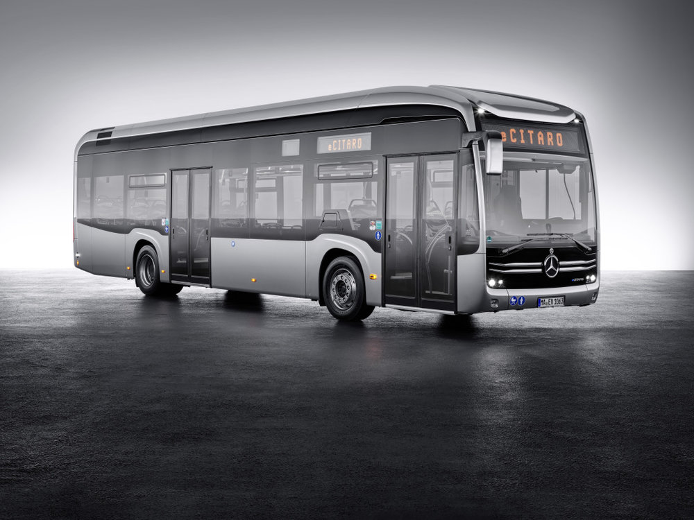 Nový elektrobus s logem Mercedesu - eCitaro. Autobus převzal některé křivky z modelu Future Bus, který byl představen jako koncept před dvěma lety. (foto: EvoBus)