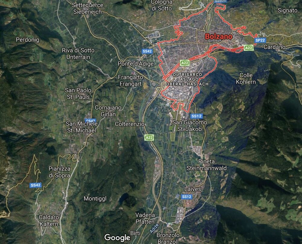 Zaslouží si Bolzano tramvaj? Nebo je to zbytečný přepych? (zdroj: Google Maps)