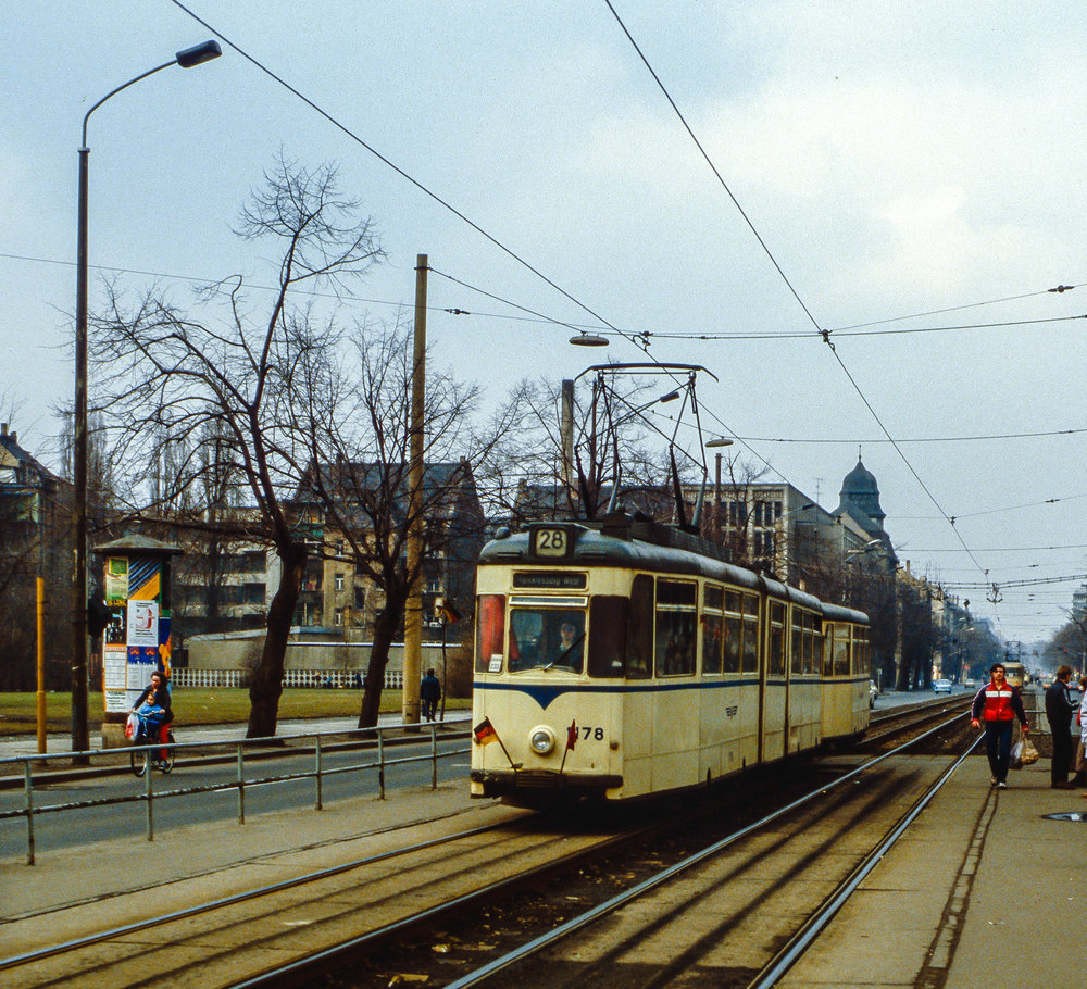 V roce 1986 byla zachycena souprava tramvají Gotha v Lipsku. Článkové tramvaje měly pomoci vypořádat se s velkým počtem cestujících, kapacitně však samy o sobě nemohly konkurovat spojení trojice klasických dvounápravových vozů. Proto k nim byly poměrně běžně připojovány v provozu i vlečné vozy. (foto: Dietmar Rabich, zdroj: Wikipedia.org)