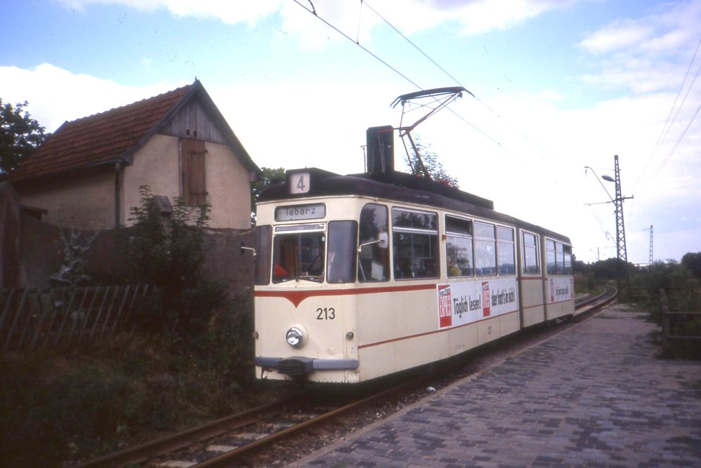 Ještě jeden pohled na vůz typu G 4 z roku 1967 (podtyp G 4-65) na Thüringerwaldbahn. Snímek pochází z roku 1995. (foto: Felix O, zdroj: Wikipedia.org) 