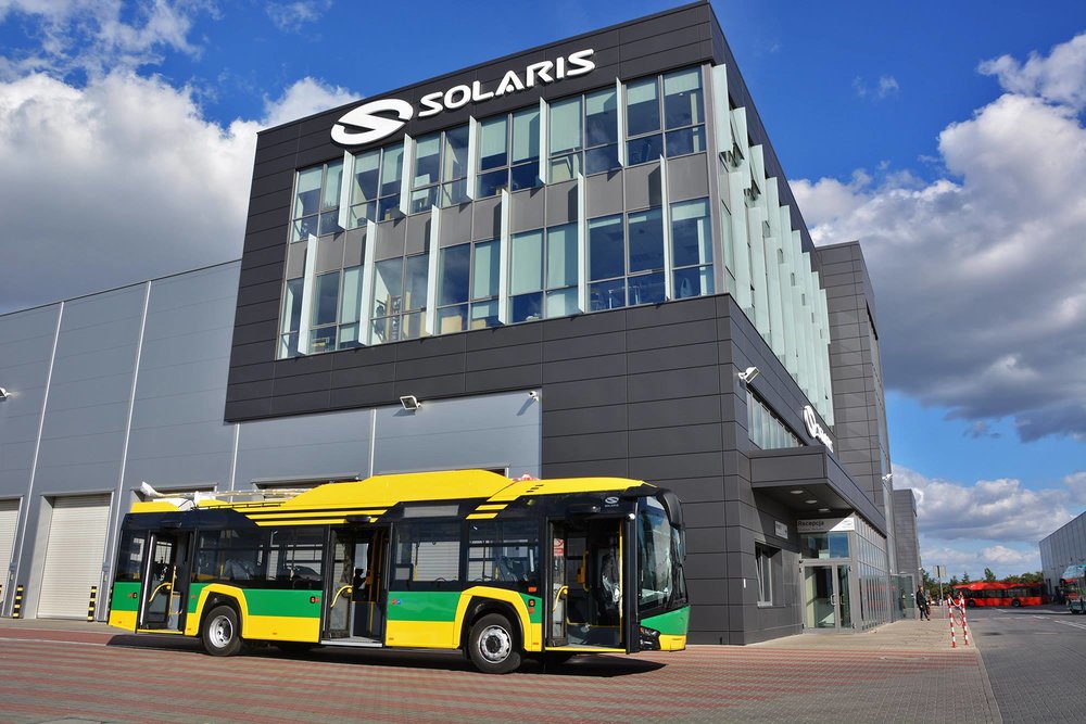 TLT sdílely fotku prvního z nových trolejbusů. Ten byl právě dokončen v závodě Solarisu. (foto: Solaris Bus & Coach S.A. / TLT)