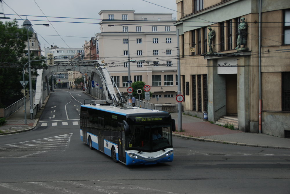 Prototyp trolejbusu výrobce AMZ během zkoušek v Ostravě. Téměř identicky by měly vypadat nové trolejbusy Ursus City Smile 12T pro Lublin. (foto: Libor Hinčica)