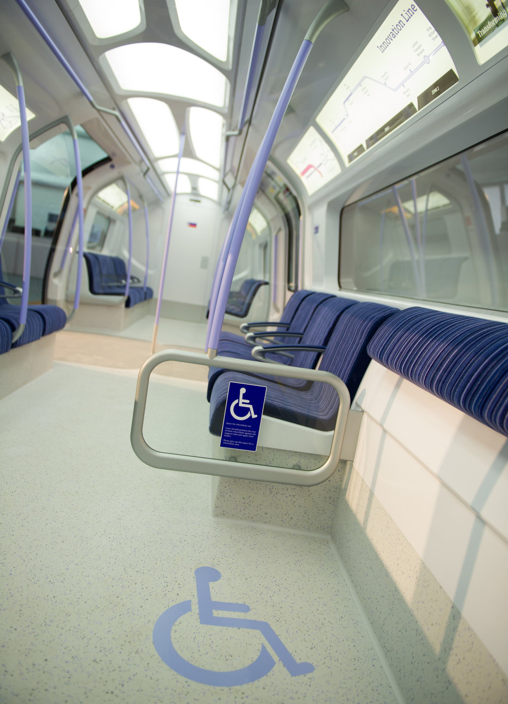 Pohled do interiéru navržené soupravy maloprofilového metra v Londýně z roku 2013. Finální provedení by mělo mít design s křivkami více podobnými konvenčnímu řešení Inspira. (zdroj: Siemens)