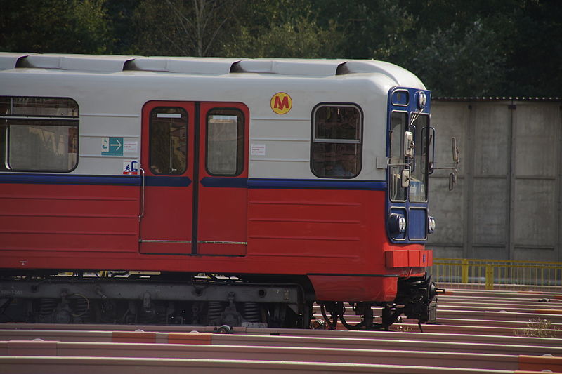 Nové vlaky metra měly nahradit starší jednotky řady 81-71. (foto: Mateusz Włodarczyk; zdroj: Wikipedia.org))