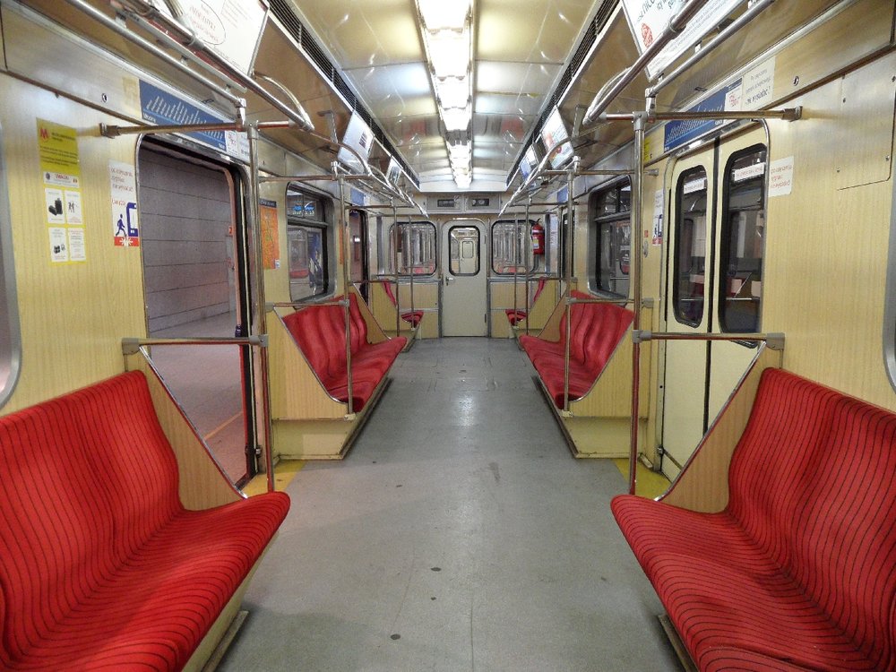 Interiér nejstarších souprav metra řady 81-71 ve Varšavě. (zdroj: Wikipedia.org)