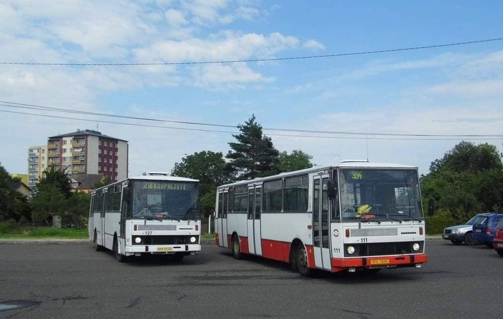 Setkání vozů ev. č. 127 s poslední provozním vozem Karosa řady 700 (typ B 732) v Opavě v roce 2013. Vůz ev. č. 111 sloužil v Opavě až do roku 2015, na linkách se ale objevoval spíše výjimečně. (foto: Martin Plačko)