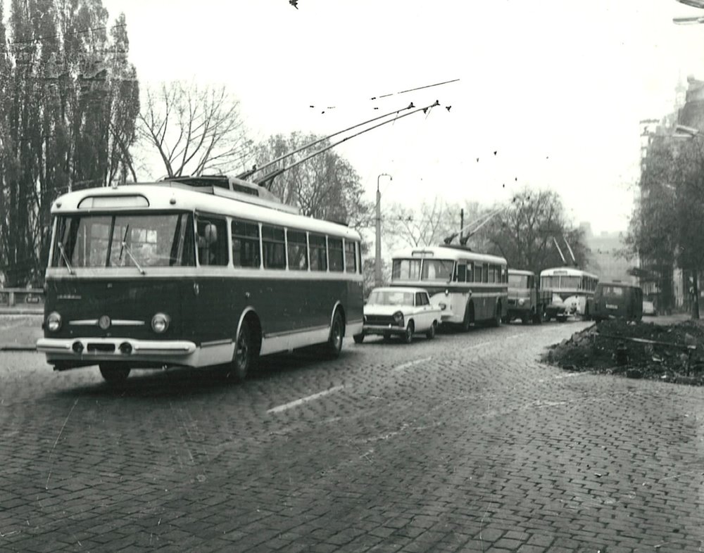 Testování vozu Škoda 9 Tr v Praze bylo bohatě fotograficky zdokumentováno. Na snímku je vůz zachycen ve společnosti dvojice vozů Škoda 8 Tr, které byly do Prahy dodány v roce 1960. (foto: Škoda Ostrov)