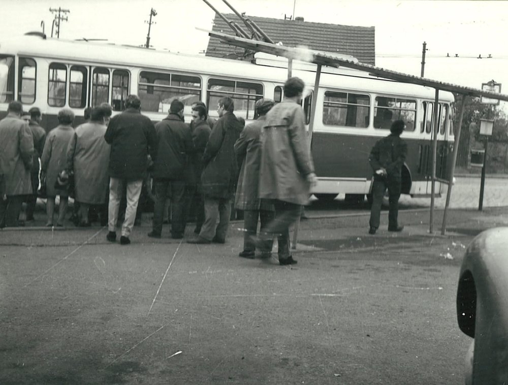 Cestující čekají na nástup do trolejbusu Škoda 9 Tr během testování v Praze na podzim 1968. (foto: Škoda Ostrov)