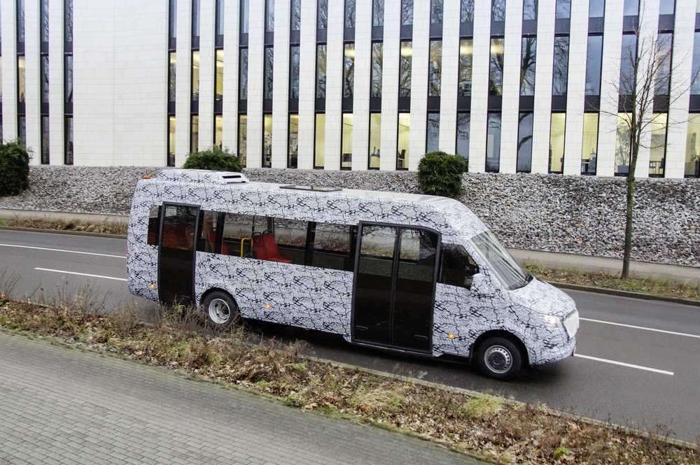 Ještě jeden snímek s autobusem polepeným maskovacími fóliemi. (foto: Mercedes-Benz Minibus GmbH)