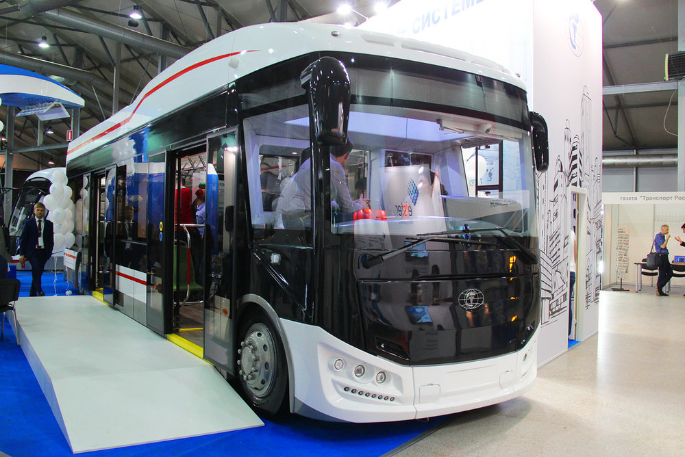 Elektrobus má předsuvné dveře. Jeho délka i s přívěsem činí 11 710 m. (foto: Nikita Lapin)