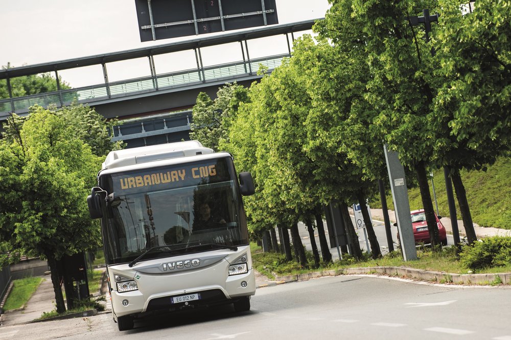 Paříž se dočká 150 nových kloubových plynových vozů Urbanway. (foto: Iveco Bus)