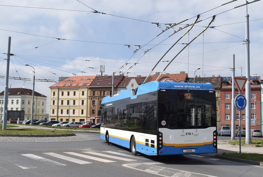 Pohled zezadu na ekovácký trolejbus v Plzni. (foto: Ing. Zdeněk Kresa)