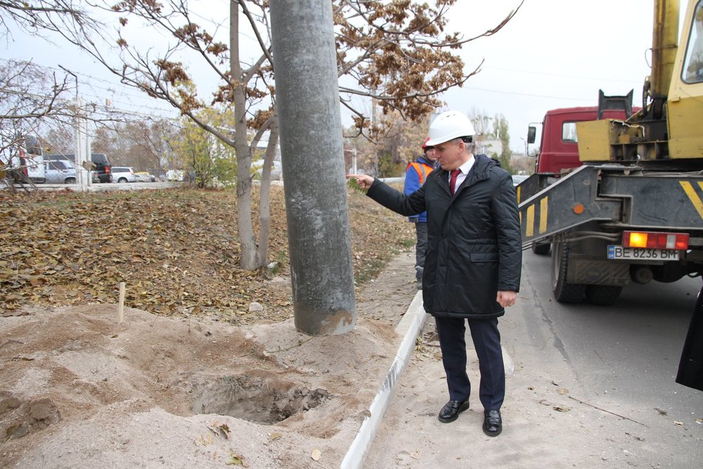 Nerozdrolí se? Starosta Mykolajiva opatrně “dloube” do jednoho z prvních sloupů nové trati. (foto: Миколаївська міська рада)