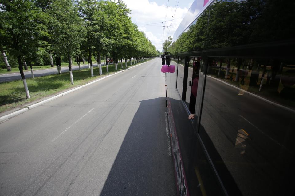 Na cestu s cestujícími se trolejbusy vydaly hned po skončení slavnosti, a to i s balónky. (foto: město Kremenčuk)