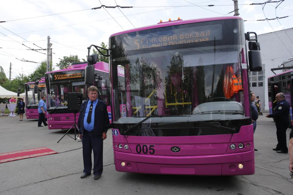 Barevné provedení neumožní, aby trolejbus lidé na ulicích míjeli bez povšimnutí. (foto: město Kremenčuk)
