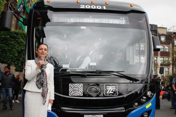 Claudia Sheinbaum byla zvolena primátorkou Ciudad de México v červenci 2018 a do funkce oficiálně nastoupila 5. prosince 2018. Od té chvíle se svými spolupracovníky opakovaně deklarovala, že se trolejbusy začnou ve městě obnovovat. Na snímku ze září 2019 ji vidíme s prvním novým trolejbusem Yutong. (foto: Gobierno de la Ciudad de México)