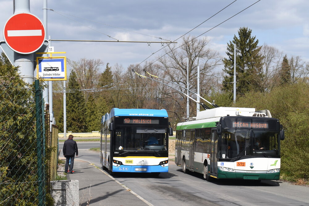 Zatímco v Praze byl trolejbus po většinu času jediným vozem svého typu, v Plzni si na nedostatek společnosti v podobě jiných trolejbusů vůz stěžovat nemůže. Trolejbusová doprava má ve městě své pevné místo už od roku 1941. Flotilu vozového parku tvořily vždy výhradně trolejbusy značky Škoda, kterých se v ulicích během let prostřídalo více než 500. (foto: Ing. Zdeněk Kresa)