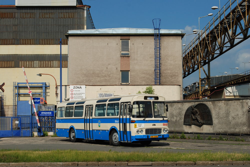 Takto vypadaly autobusy Karosa ŠL 11, jež sloužily u ostravského DP. Poslední z nich vezl cestující ještě v roce 1990. (foto: Libor Hinčica)