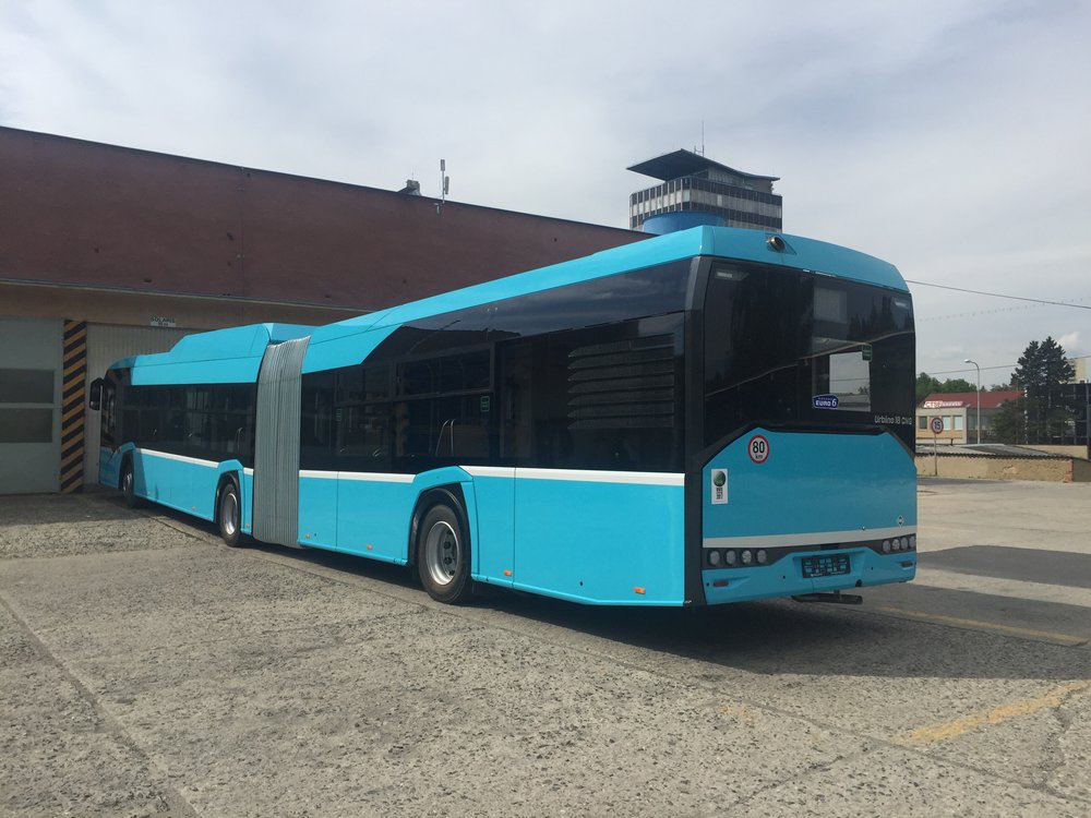 První ostravský vůz Solaris Urbino 18 CNG v provedení tzv. Nového Urbina v areálu porubských autobusových garáží. 