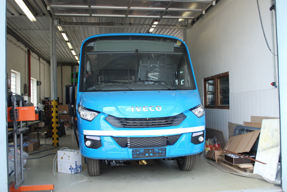 Minibus DEKSTRA LE37 pro DP Ostrava ve výrobním závodě během finální montáže. 