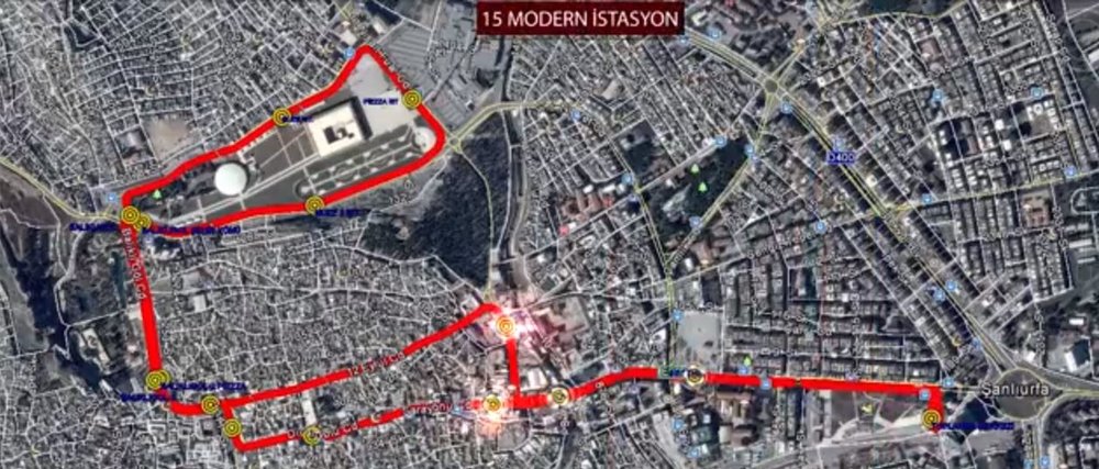 Trolejbusová síť s vyznačením zastávek (nahoře) a nezatrolejovaného úseku (vlevo modře). (zdroj: Şanlıurfa Büyükşehir)