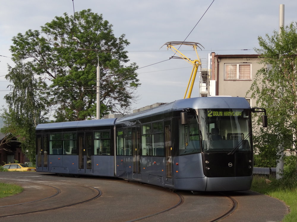 Tramvaj EVO2 v Liberci je prozatím jediným vozem svého typu. Brzy ale přibudou nové tramvaje také do Plzně, bez šance není výrobce ani v Brně a Mostě. (foto: Petr Dvorský)