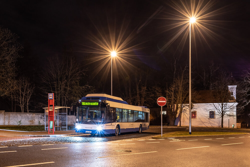 Krátce po zařazení v lednu a následně od počátku března je možné bílo-modré TEDOMy C12G původem z třebíčské firmy TRADO-MAD vídat téměř výhradně na lince 110. V měsíci únoru se ale tehdy již zprovozněné vozy 1037 a 1039 střídaly především na 2. pořadí linky 186 (Bazén Hloubětín - Satalická obora), což dokládá i snímek z letošního Valentýna pořízený v zastávce Satalická obora. (foto: Honza Tran)