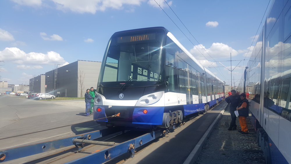 Nakládka první čtyřčlánkové tramvaje z druhé dodávky pro Rigu na speciální transportní podvozek od společnosti Universal Transport. 41 m dlouhá tramvaj je přepravovaná v celku. (foto: Universal Transport).